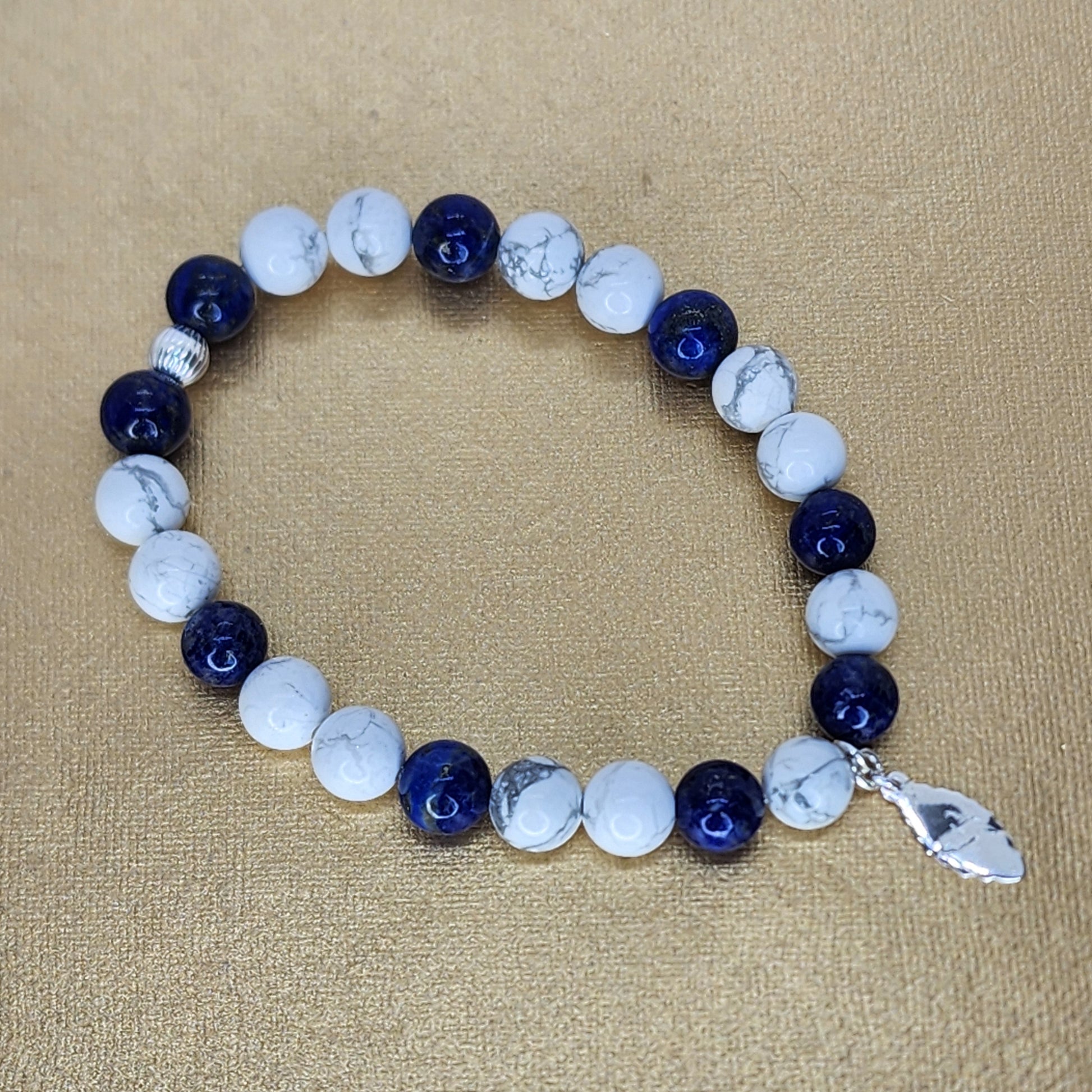bracelet de lithothérapie argent 925 et pierres naturelles howlite et lalis lazuli